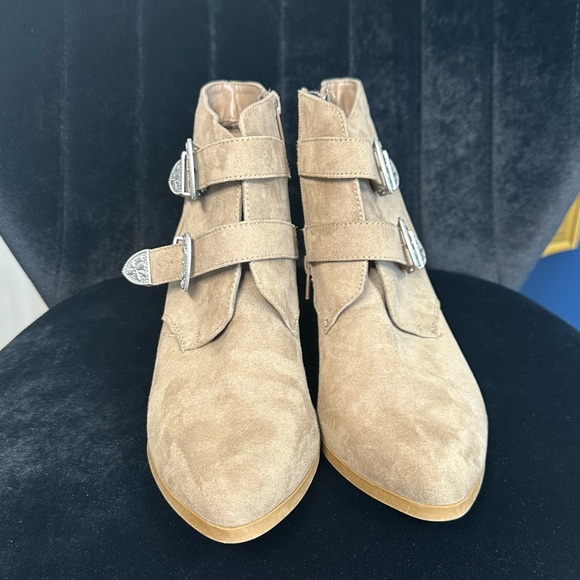 Perfect condition - size 11 boots!! - Picture 3 of 5